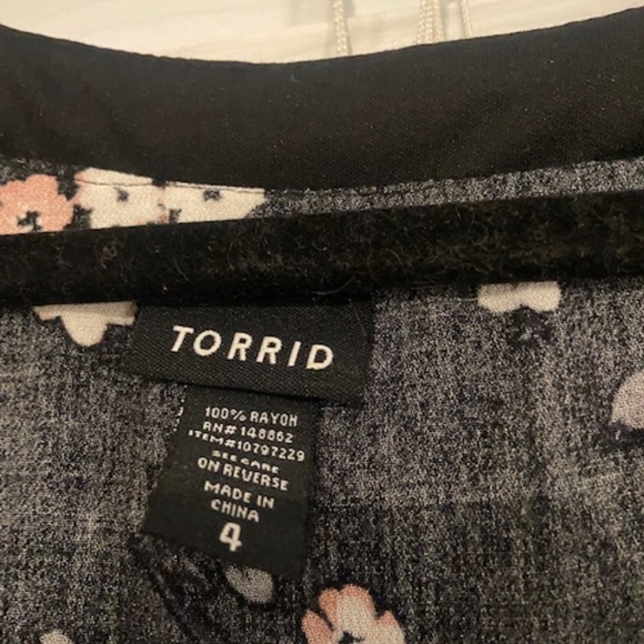 TORRID - Black Floral Flutter Sleeve Blouse - Picture 2 of 3